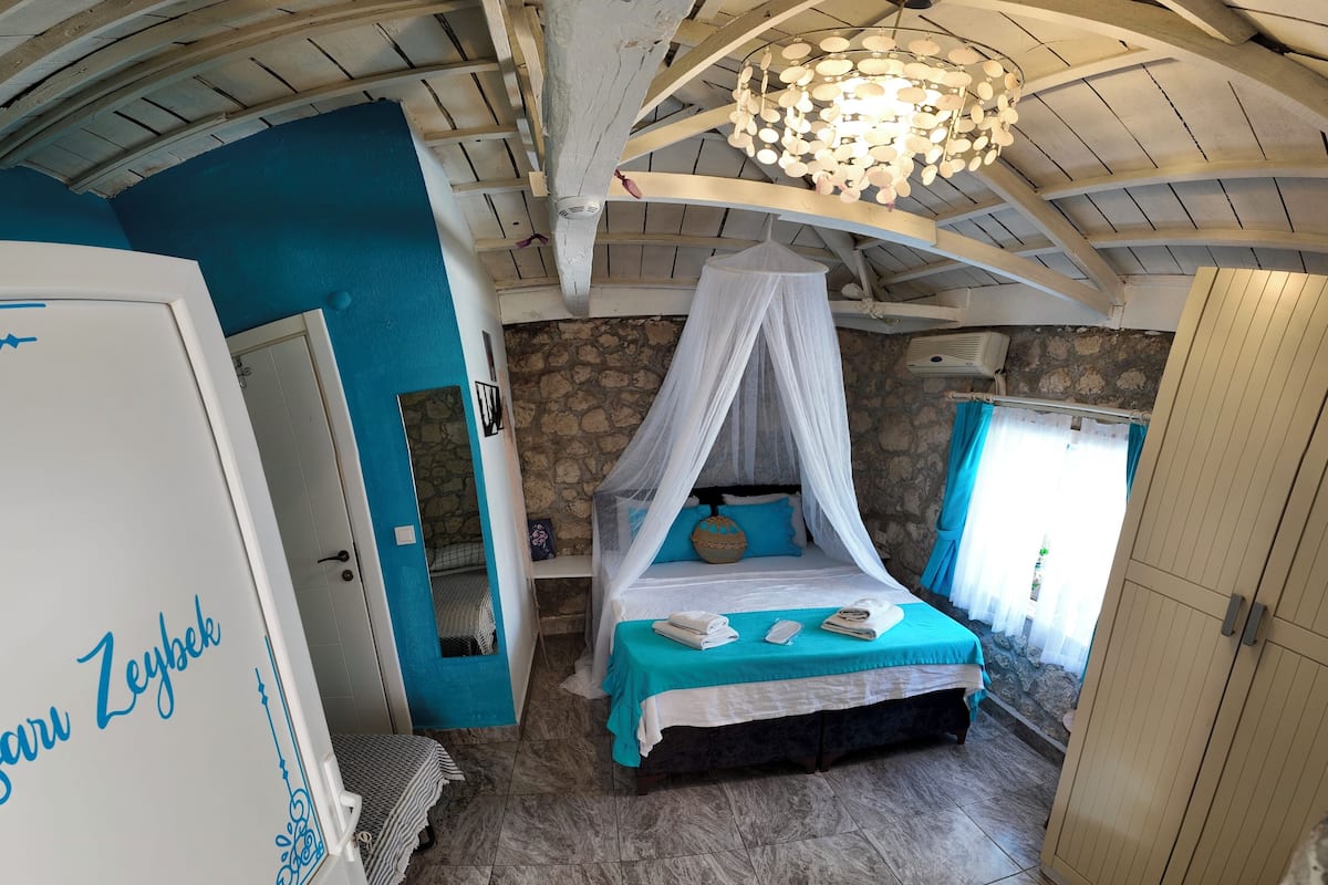 Habitación doble Deluxe | Decoración personalizada, escritorio y espacio para trabajar con laptop