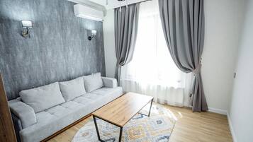 Habitación superior con 2 camas individuales | Caja de seguridad en la habitación y escritorio