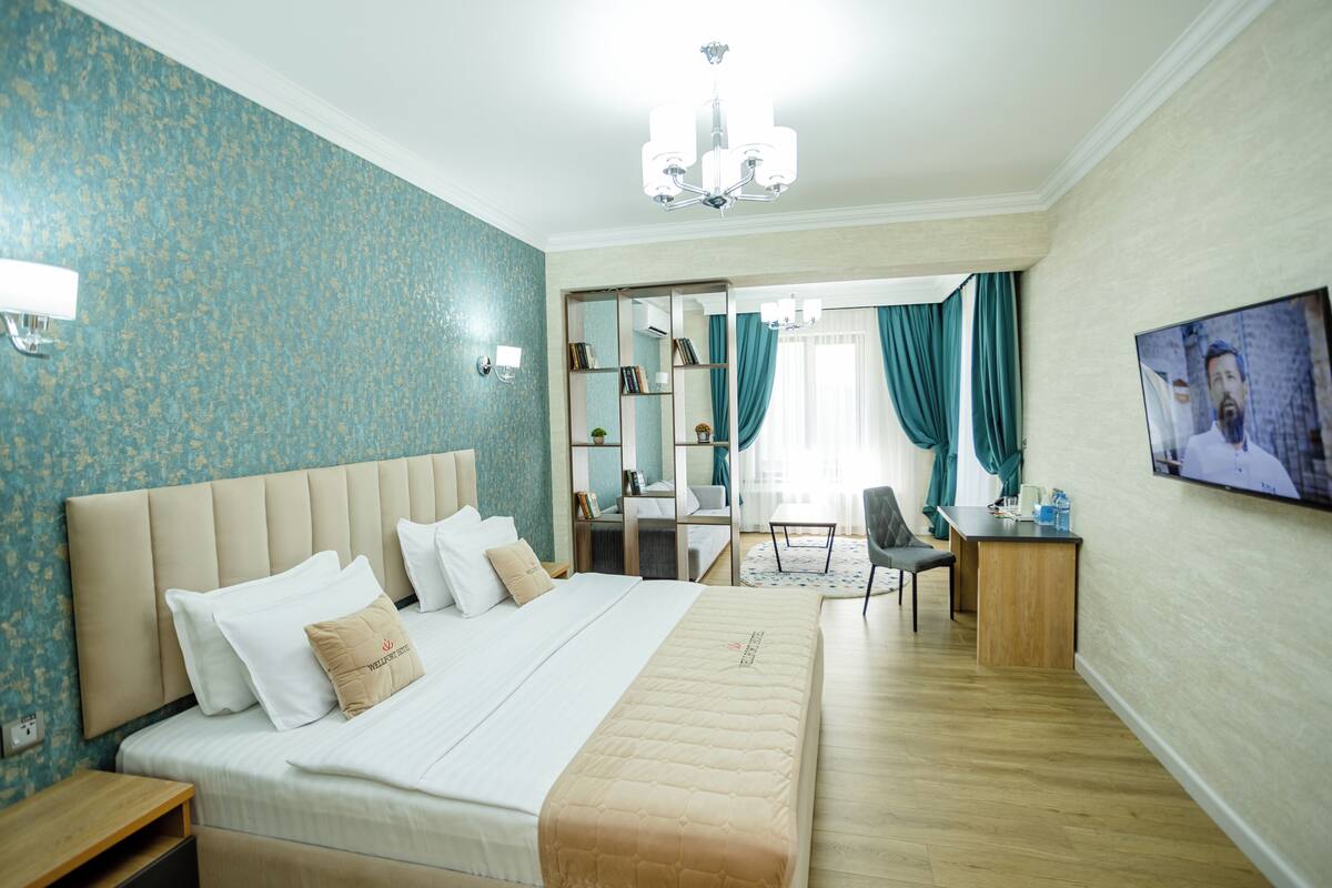 Superior Double Room | In-room safe, desk, laptop workspace, WiFi (free)