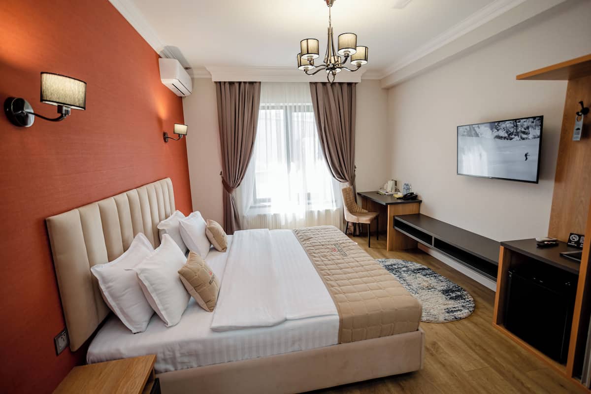 Standard Double Room | In-room safe, desk, laptop workspace, WiFi (free)