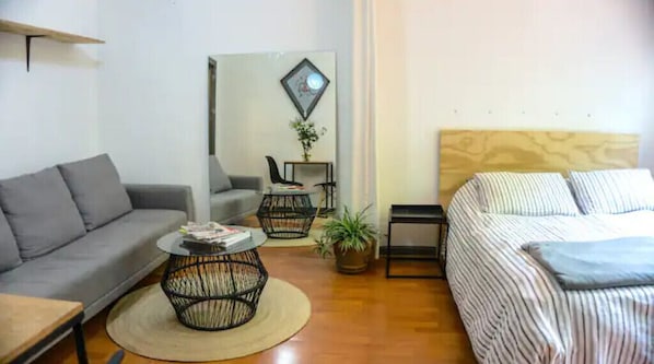 1 Schlafzimmer, Schreibtisch