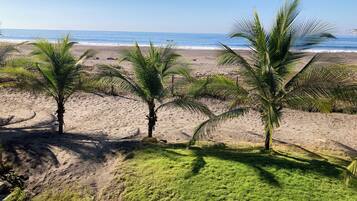 En la playa, sillas reclinables de playa