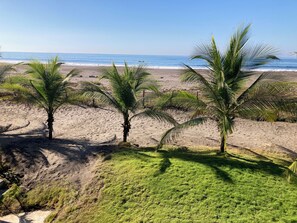 En la playa, sillas reclinables de playa