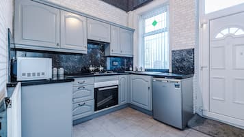 Rumah | Dapur pribadi | Lemari es, microwave, oven, dan kompor