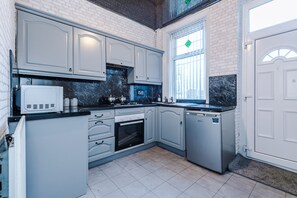 House | Private kitchen | Fridge, microwave, oven, stovetop - Stunning Three Bed House in Bradford (Bradford)