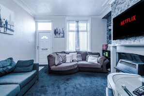 House | Living area | TV - Stunning Three Bed House in Bradford (Bradford)