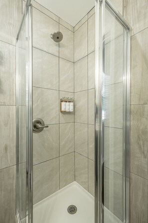 Dusche, Haartrockner, Handtücher, Seife