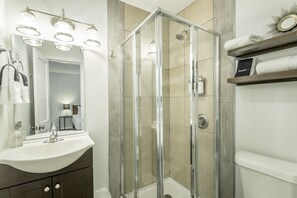 Regadera, secadora de cabello, toallas, jabón