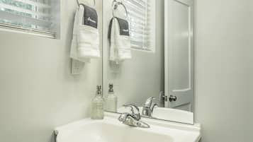 Douche, sèche-cheveux, serviettes fournies, savon