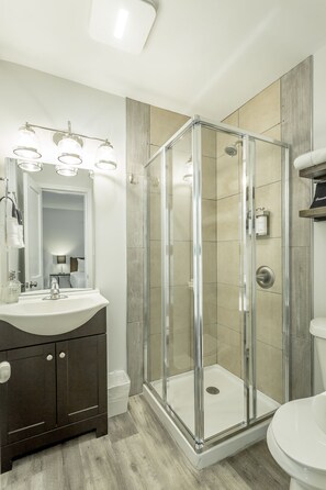 Shower, hair dryer, towels, soap - 14: The Nelson Room - A PMI Scenic City Vacation Rental (Chattanooga)