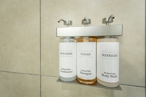 Regadera, secadora de cabello, toallas, jabón