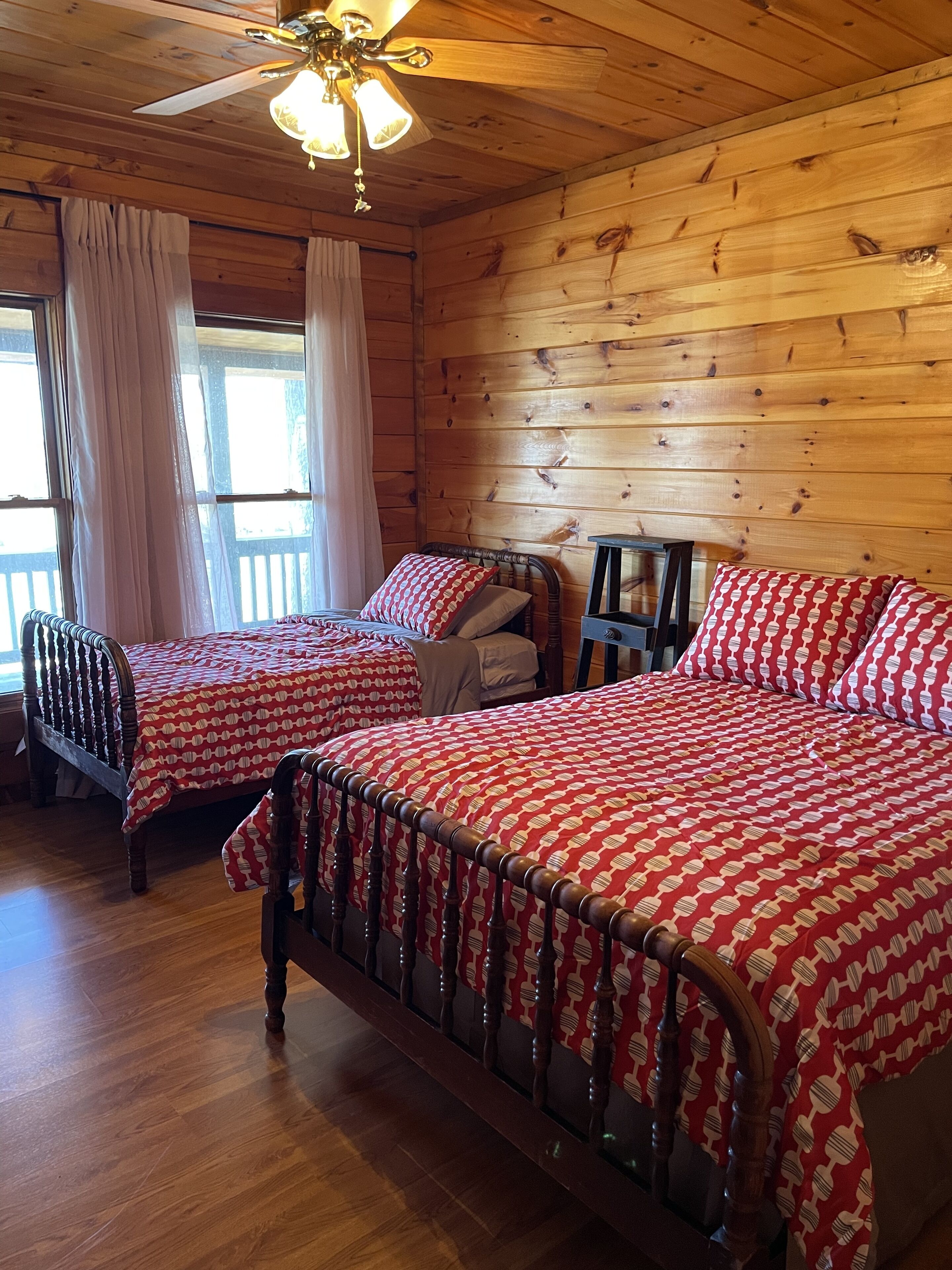 Gorgeous 3 bedroom cabin on Current River with private boat ramp