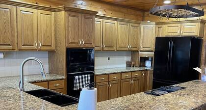 Gorgeous 3 bedroom cabin on Current River with private boat ramp