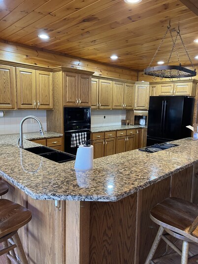 Gorgeous 3 bedroom cabin on Current River with private boat ramp