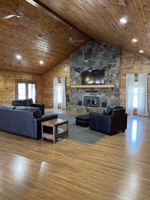 Smart TV, lareira, videogames, livros