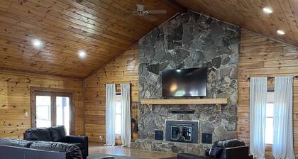 Gorgeous 3 bedroom cabin on Current River with private boat ramp