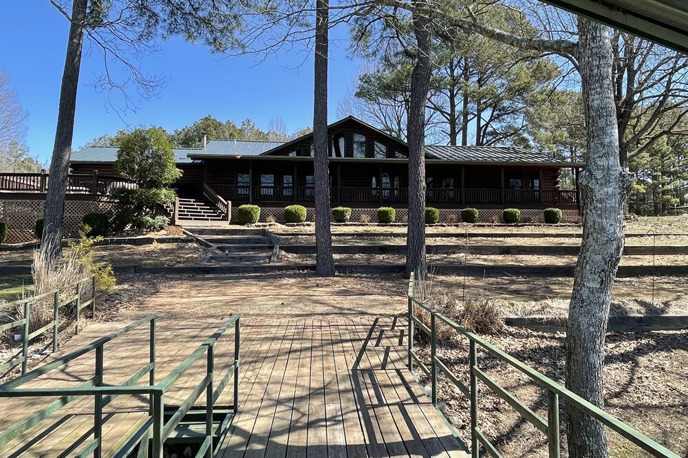 Gorgeous 3 bedroom cabin on Current River with private boat ramp