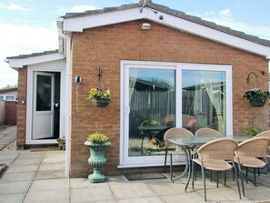 Outdoor dining - Sandy Creek Cottage - E5349A (Anderby Creek, near Skegness)