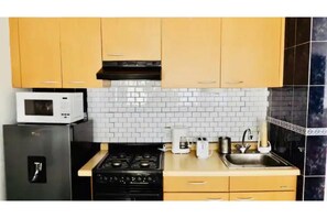 Refrigerador, horno y utensilios de cocina 