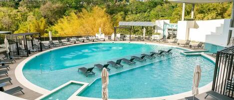 Piscina a l'aire lliure i piscina climatitzada