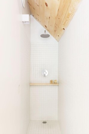 Comfort huisje, 1 kingsize bed, uitzicht op gebergte | Badkamer | Een douche, een regendouche, een haardroger, handdoeken