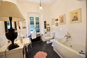 Dusche, Whirlpool, Haartrockner, Handtücher