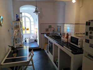 Kühlschrank, Mikrowelle, Ofen, Herdplatte