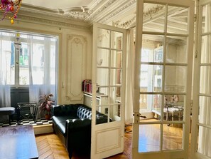 TV, fireplace - Haussmann Opera Penthouse130M2 Exclusive full 4floors Stone Balcony (Paris)