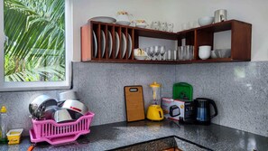 Kjøleskap, kokeplater, vannkoker og brødrister