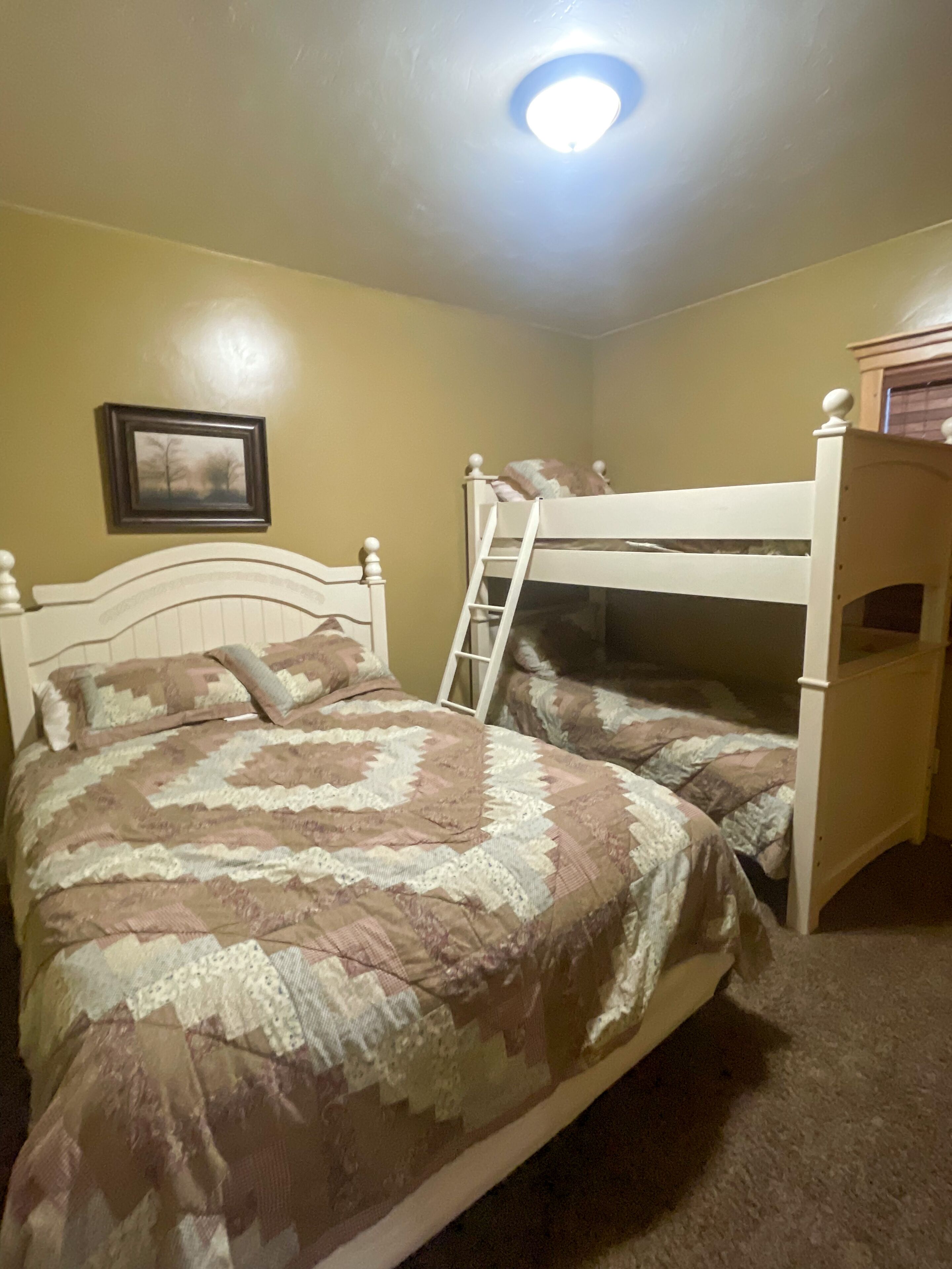 Large family cabin with hot tub (up to 20 guests!)