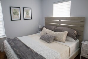 3 bedrooms, iron/ironing board, free WiFi, bed sheets - Centrally located, spacious, fully equipped townhome. Dog Friendly! (North Charleston)