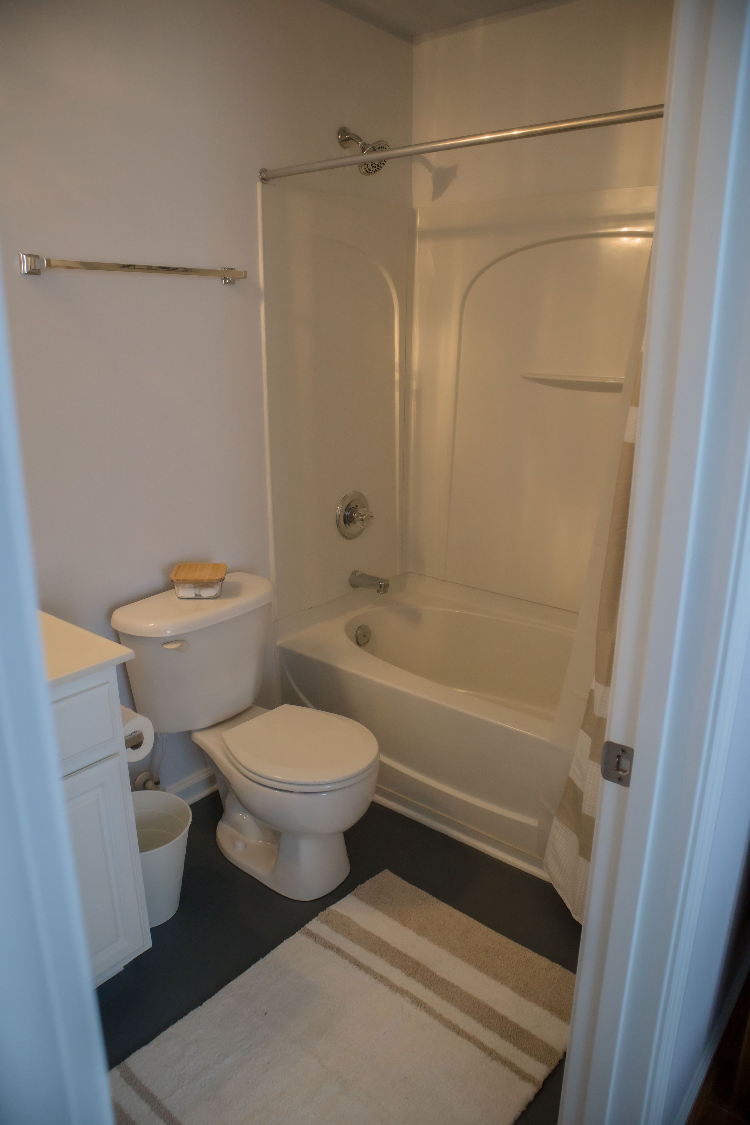 Un baño con inodoro, lavamanos y bañera.
