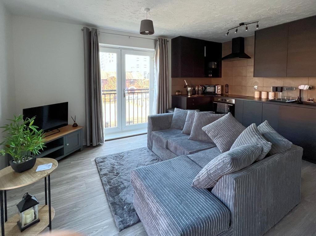 Spacious double room - canal side apartment
