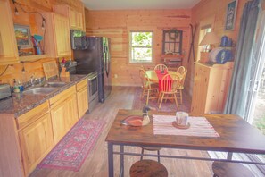 Private kitchen - Smith Lake Cabin with Game Room (Marcell)
