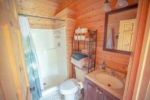 Douche, sèche-cheveux, serviettes fournies, savon