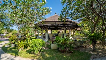 Bar junto a la piscina