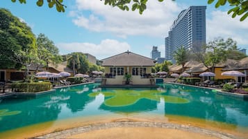 Una piscina al aire libre