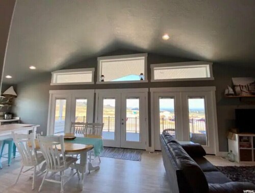 Serene Mountain Getaway + private hot tub! Outdoor adventure or solitude awaits.