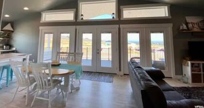 Serene Mountain Getaway + private hot tub! Outdoor adventure or solitude awaits.