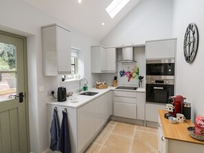 Dishwasher, cookware/dishes/utensils - Old Farm Cottage (Tenbury Wells)