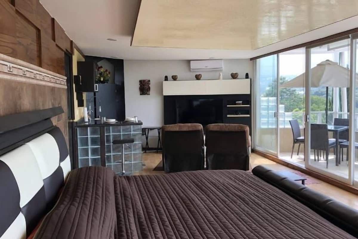 Master Suite | Blackout drapes, soundproofing, WiFi (free)