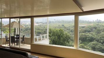 Master Suite | Blackout drapes, soundproofing, free WiFi