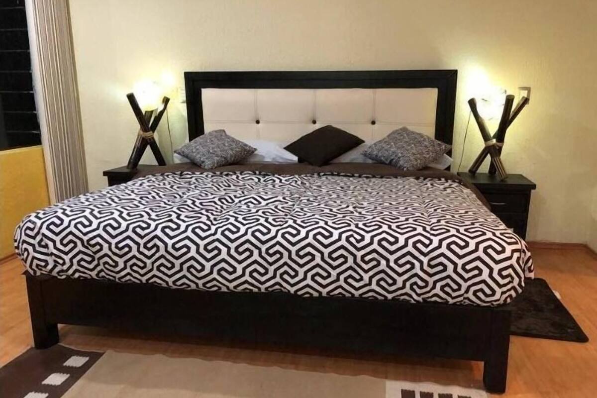 Suite 1 | Blackout drapes, soundproofing, WiFi (free)