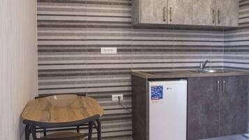 Kühlschrank, Mikrowelle, Kochgeschirr/Geschirr/Besteck, Esstisch