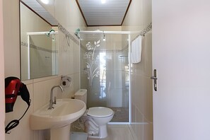 Regadera, amenidades de baño gratuitas, toallas, papel de baño 