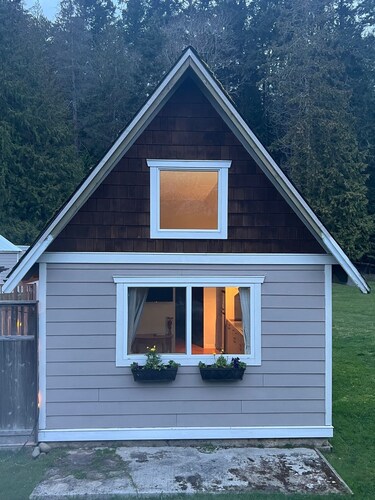 Nautical Acres - Private 1 bd Cottage On Beautiful Acreage 250m to Beach Access