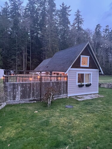 Nautical Acres - A Private Cottage On Acreage, Steps (250m) From Beach Access