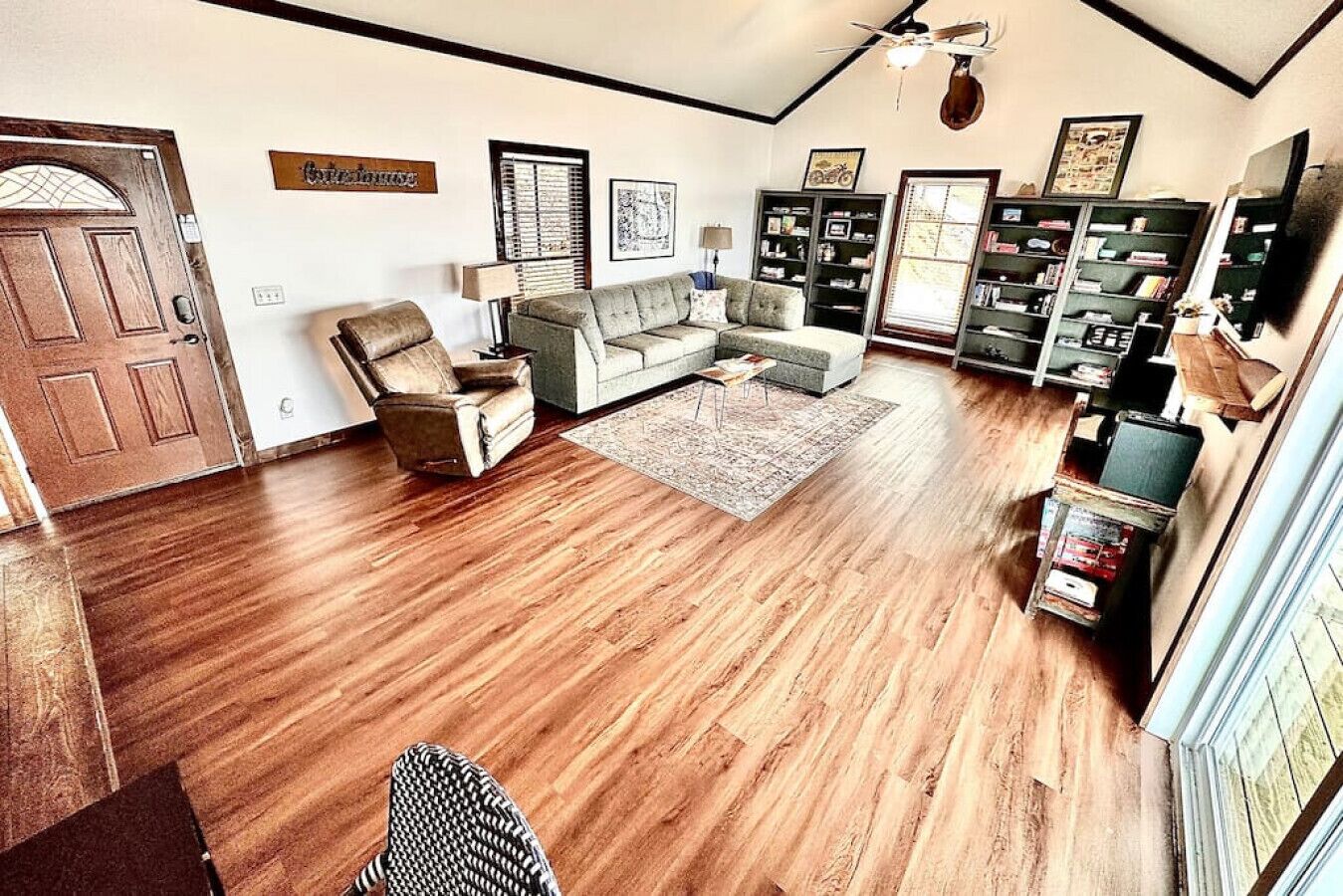 < Paradise Pointe at the Lake >