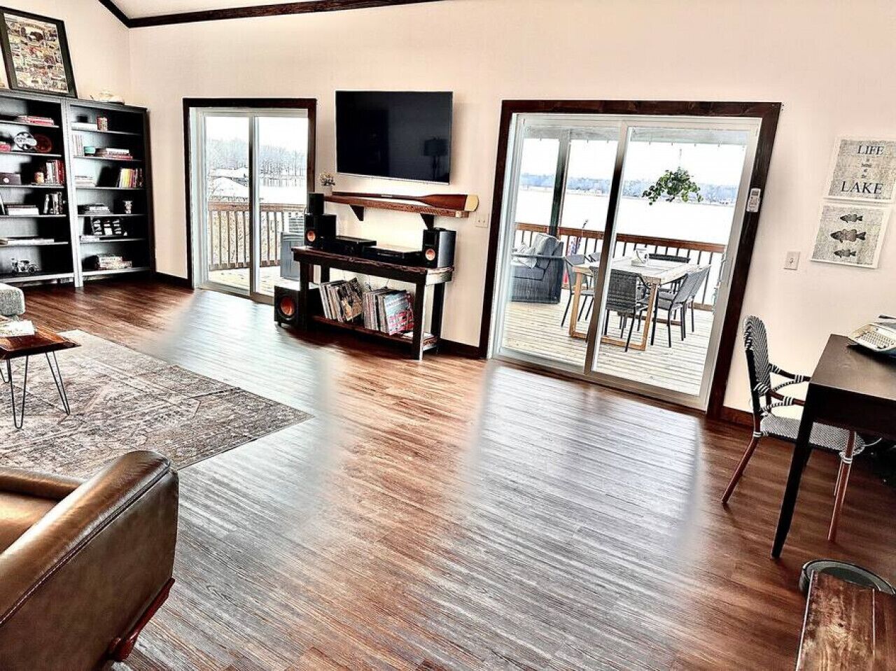 < Paradise Pointe at the Lake >