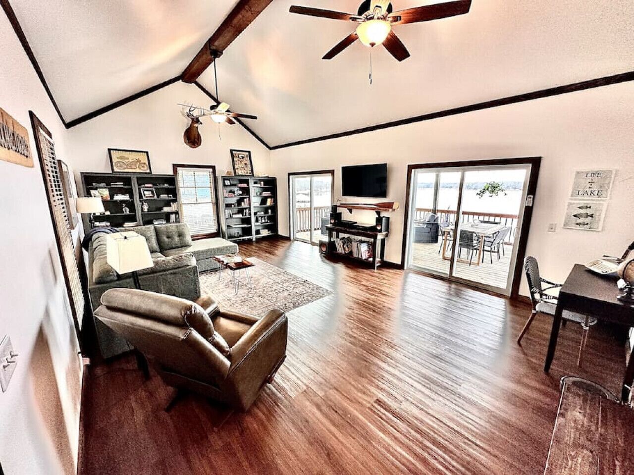 < Paradise Pointe at the Lake >